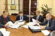 Депутаты на заседании комиссии
